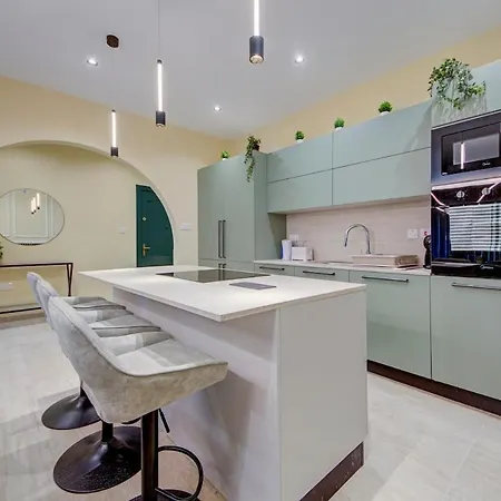 Emerald Beauty - Brand New 3br In Prime Location