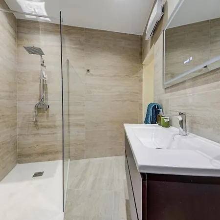 Lejlighed Emerald Beauty - Brand New 3br In Prime Location